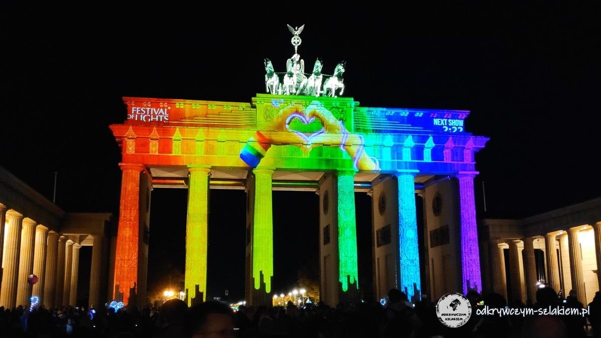 Tęczowa projekcja na Bramie Brandenburskiej w 2022 roku