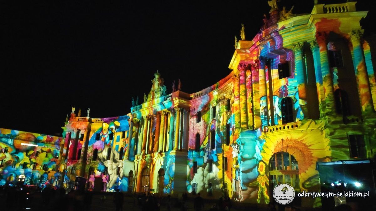 Kolorowa projekcja na zabytkowym gmachu – Festival of Lights 2020