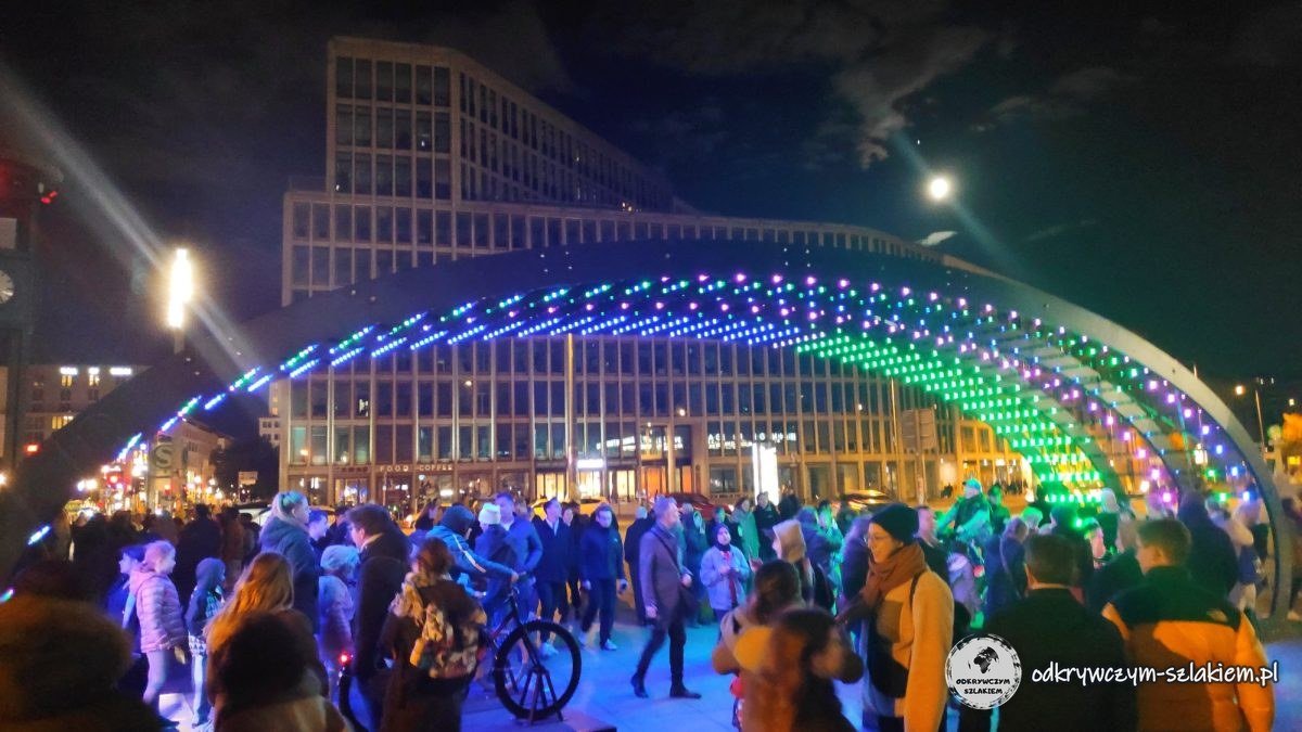 Świetlne łuki na placu podczas Festival of Lights 2022