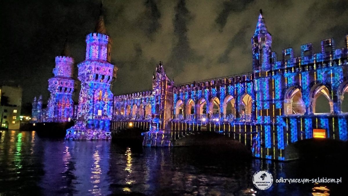 Most Oberbaumbrücke w fioletowym świetle – Festival of Lights 2021