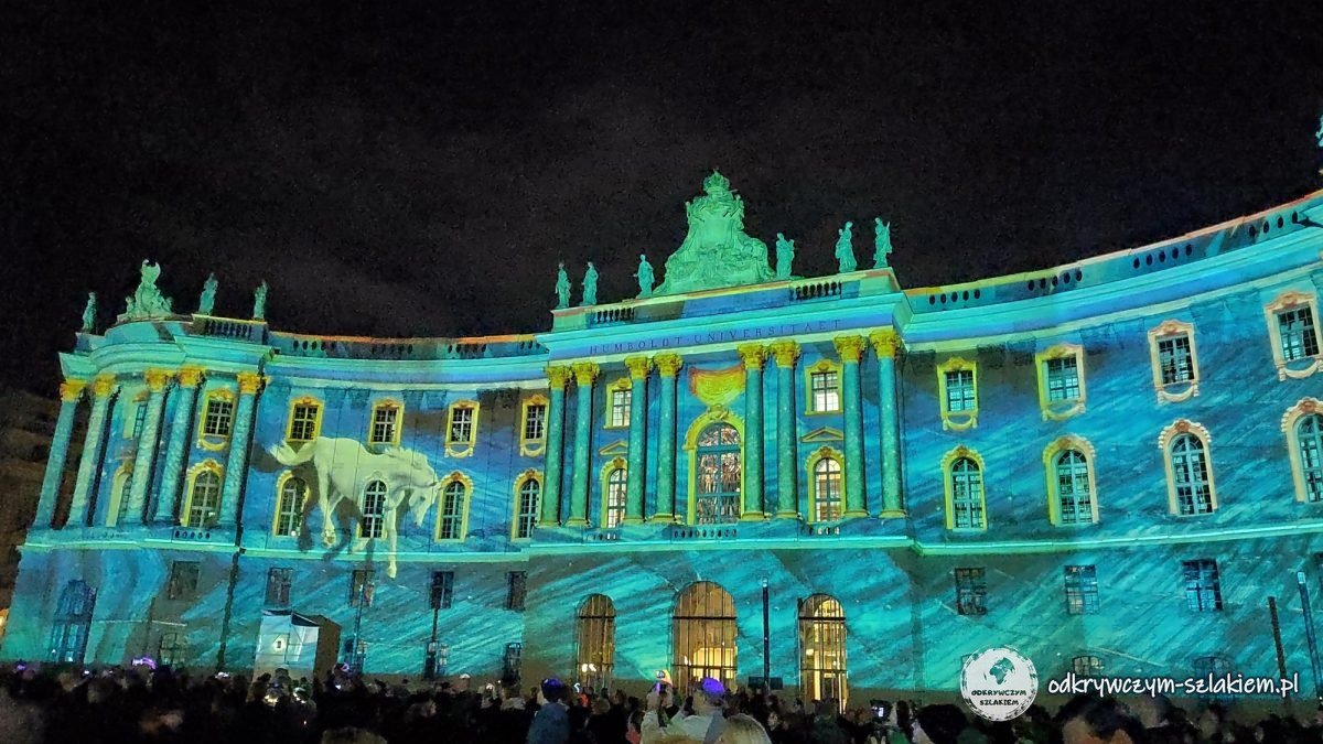 Podświetlony gmach przy Unter den Linden podczas Festival of Lights 2019
