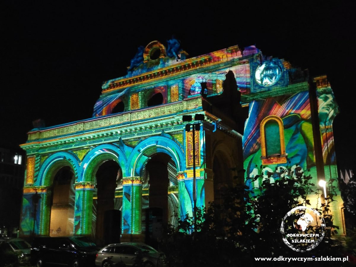 Ocalały portal dawnego dworca Anhalter Bahnhof w kolorowej projekcji (Festival of Lights 2021)