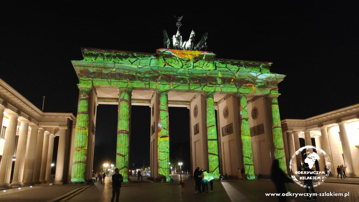 Brama Brandenburska w zielonych, roślinnych projekcjach podczas Festival of Lights 2021