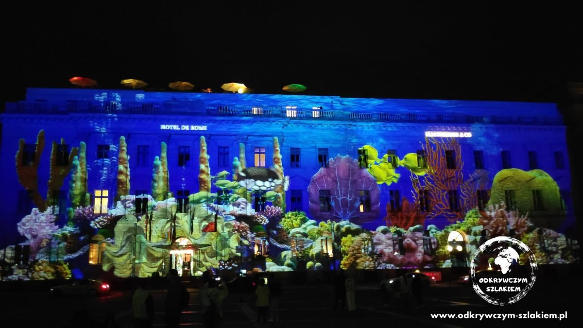 Hotel de Rome przy Bebelplatz zamieniony w podwodny świat z koralowcami (Festival of Lights 2021)