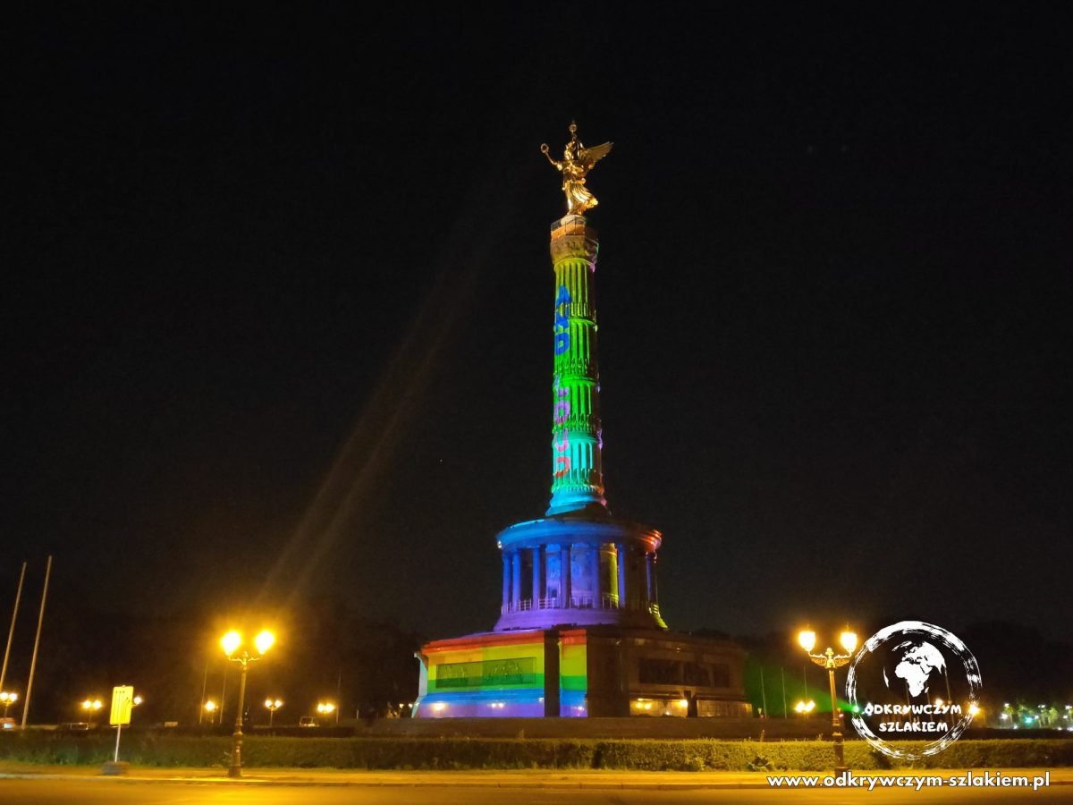 Kolumna Zwycięstwa (Siegessäule) w Tiergarten w tęczowym podświetleniu (Festival of Lights 2021)