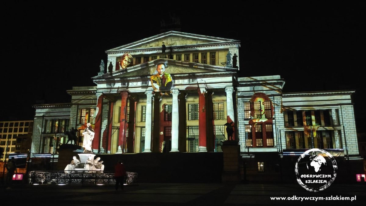Konzerthaus przy Gendarmenmarkt z projekcją na kolumnadzie (Festival of Lights 2021)