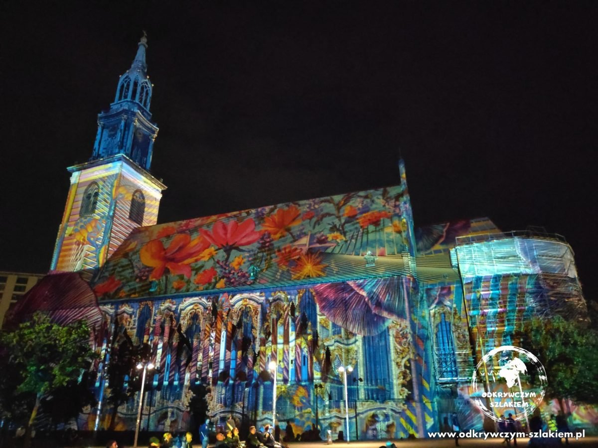 Kościół Mariacki (St. Marienkirche) przy Alexanderplatz pokryty kolorowymi kwiatami (Festival of Lights 2021)