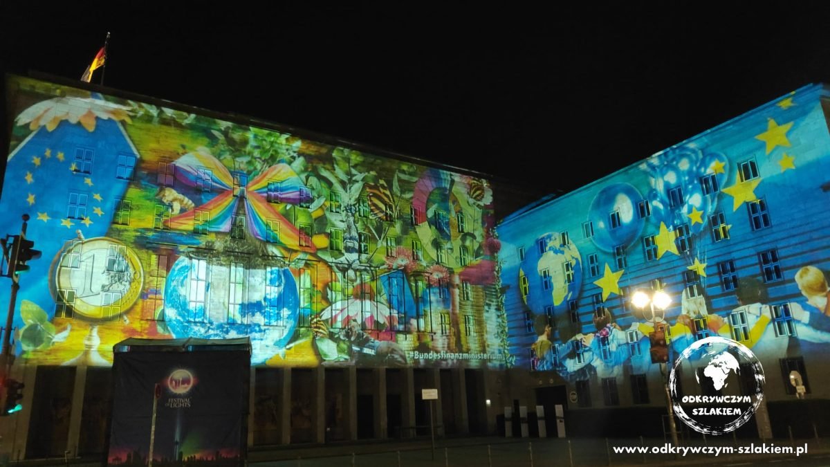 Projekcja z gwiazdami Unii Europejskiej i monetą euro na gmachu przy Placu Powstańców z 1953 roku (Festival of Lights 2021)