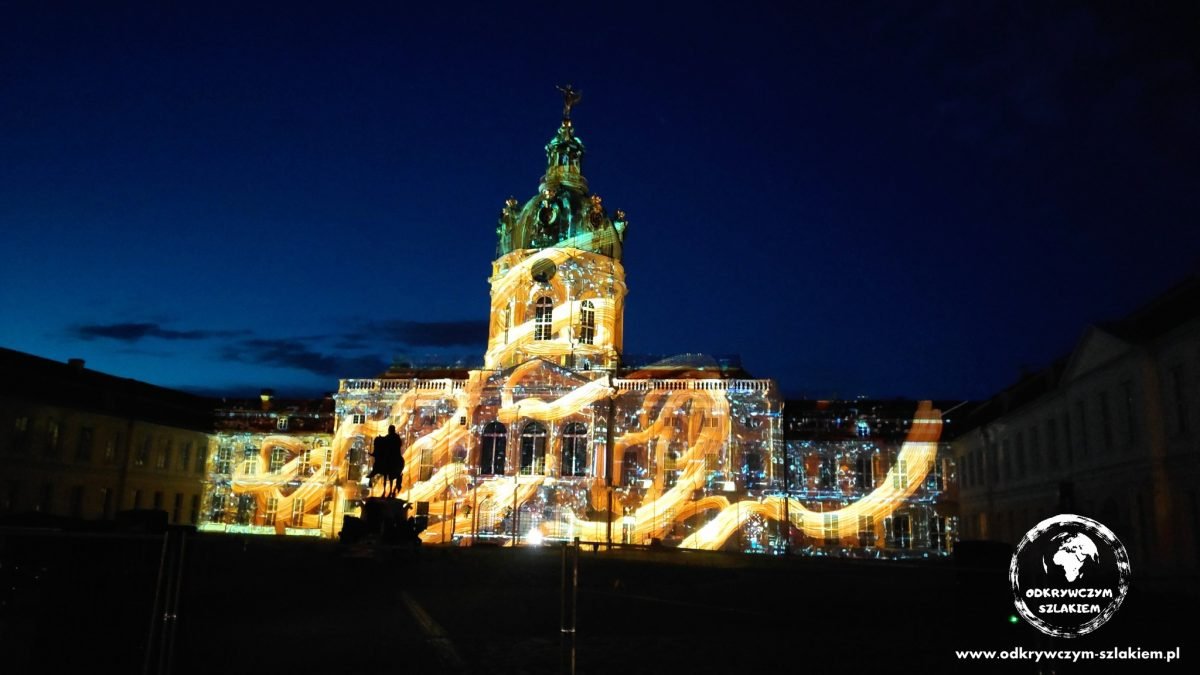 Pałac Charlottenburg o zmierzchu ze złotymi wzorami wyświetlonymi na fasadzie (Festival of Lights 2022)