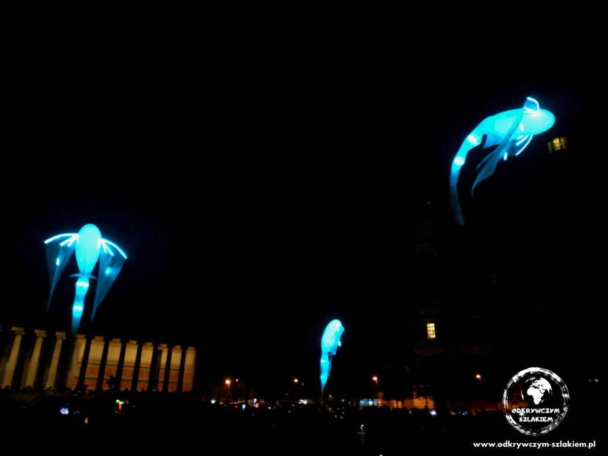 Świecące latawce w kształcie ryb unoszące się nocą przy Katedrze Berlińskiej – Les Luminéoles (Festival of Lights 2022)