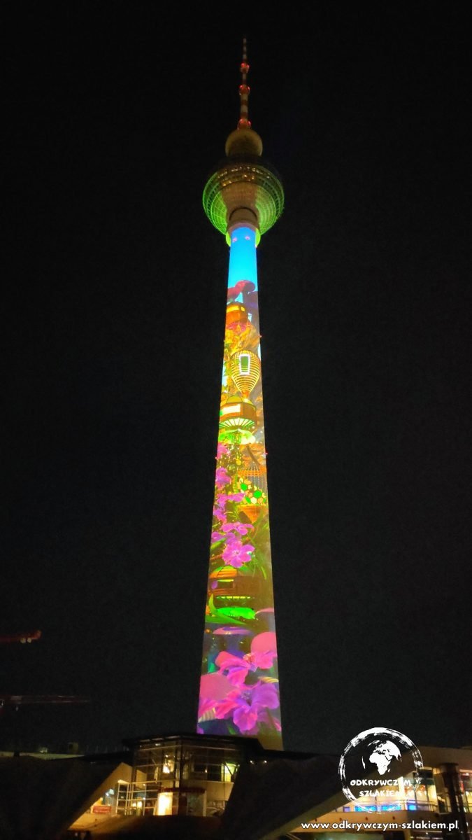 Wieża telewizyjna Berliner Fernsehturm z kolorową projekcją Vision of Our Future (Festival of Lights 2022)