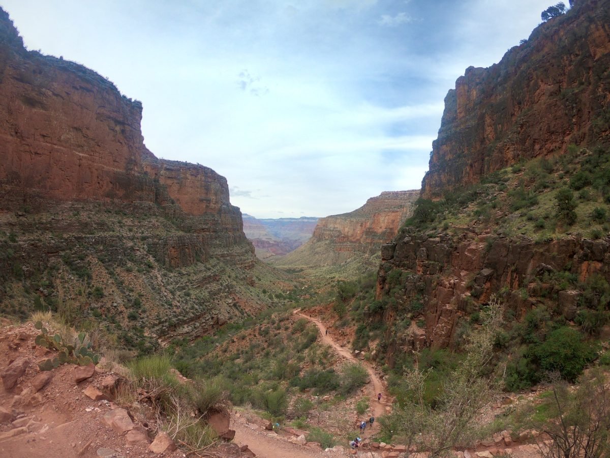 Początek szlaku Bright Angel Trail – widok w głąb Wielkiego Kanionu
