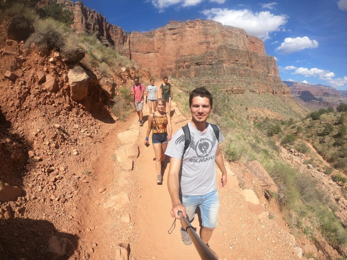 W drodze nad rzekę Kolorado szlakiem Bright Angel Trail