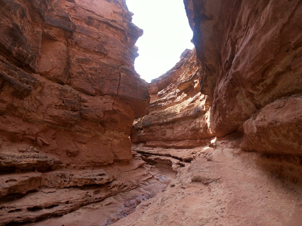 Wąski skalny przesmyk na szlaku Cathedral Wash w Marble Canyon