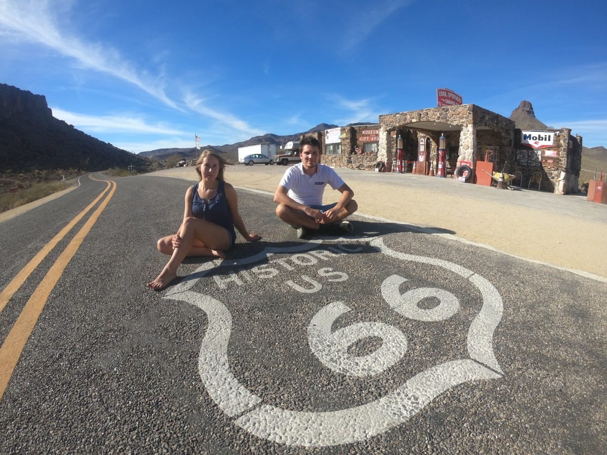 Tarcza Route 66 namalowana na asfalcie przy Cool Springs Station