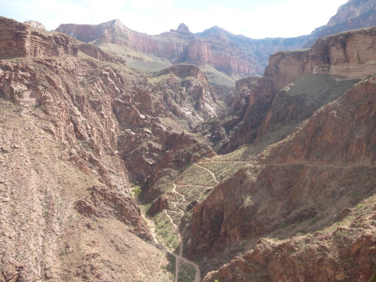 Zakosy szlaku Bright Angel Trail w głębi Wielkiego Kanionu