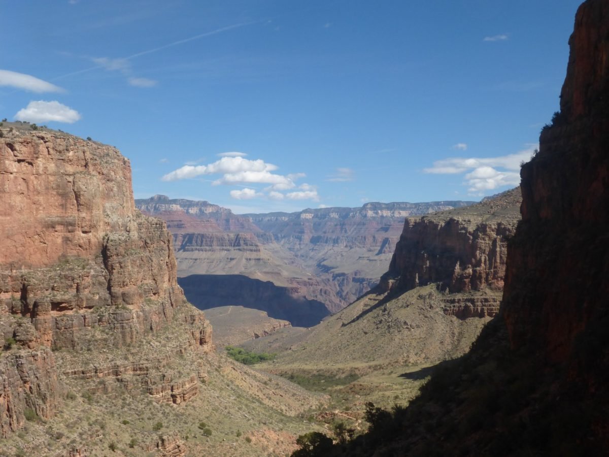 Czerwone skalne ściany nad szlakiem Bright Angel Trail
