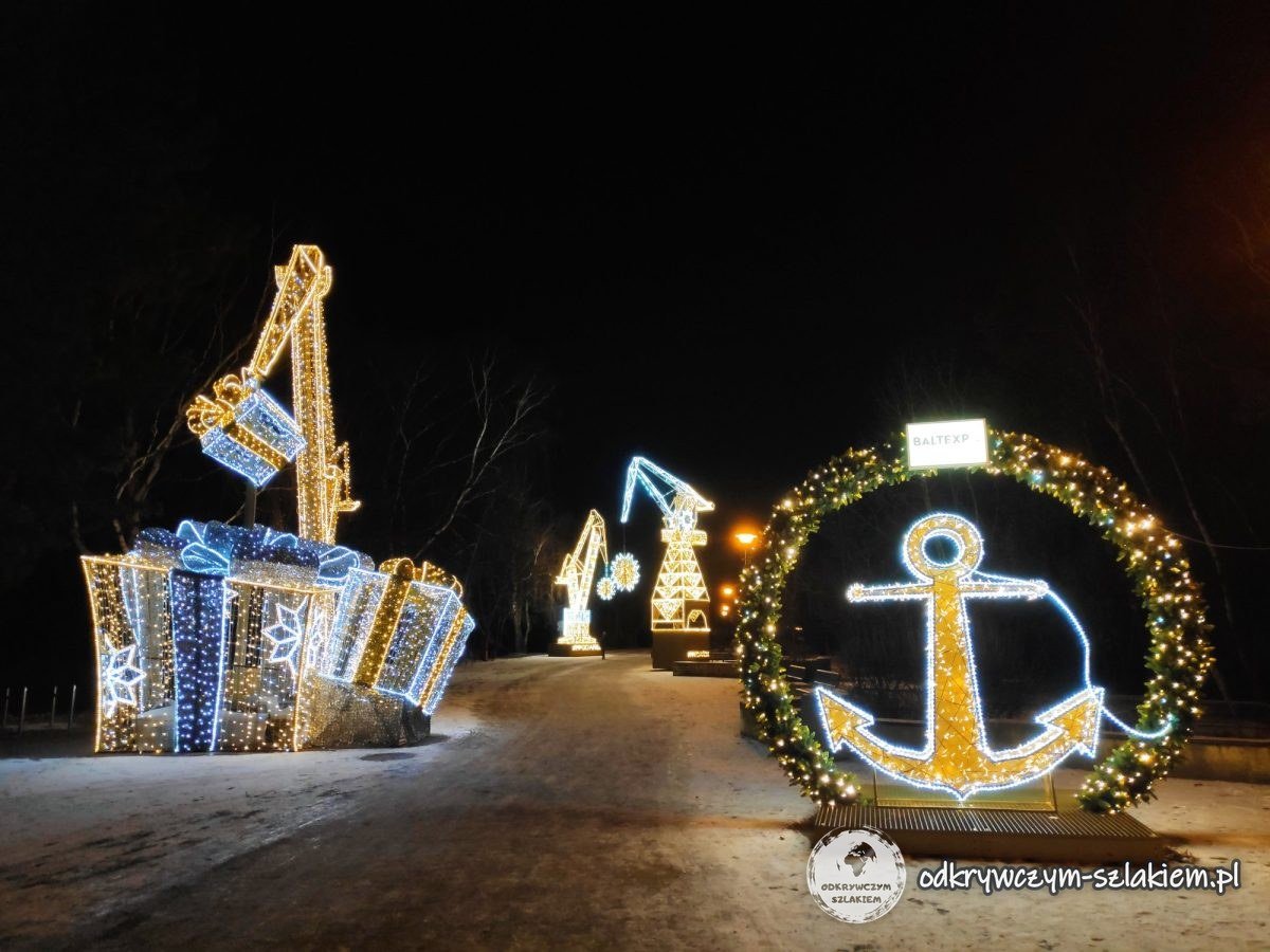 Lichtdekorationen mit Anker, Geschenken und Werftkränen an der Seebrücke von Brösen im Dezember