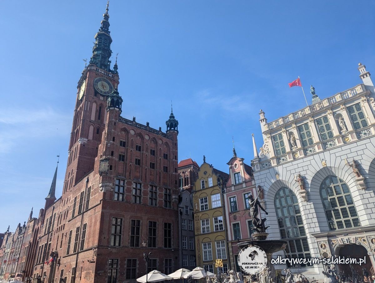 Das Rechtstädtische Rathaus, der Neptunbrunnen und der Artushof am Langen Markt in Danzig an einem sonnigen Tag