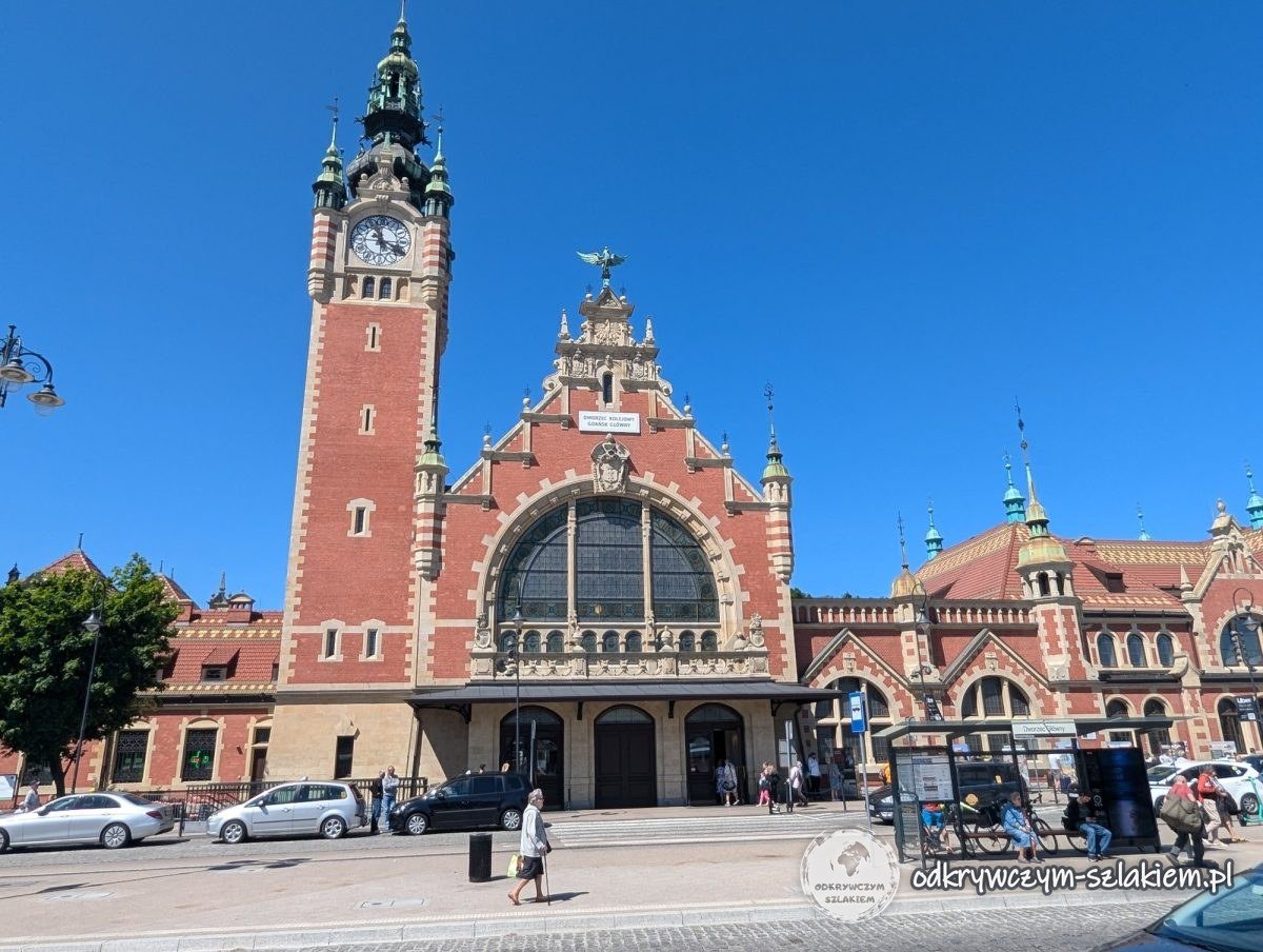 Der Backsteinbahnhof Gdańsk Główny (Danzig Hauptbahnhof) mit seinem Uhrturm an einem sonnigen Tag