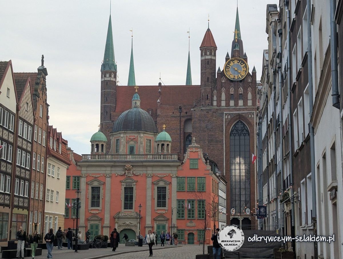 Die barocke Königliche Kapelle in Danzig mit ihrer Kuppel, dahinter die Backsteinkirche St. Marien