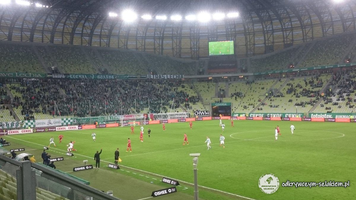 Mecz Lechii Gdańsk z Piastem Gliwice na Polsat Plus Arenie, widok z trybuny na boisko