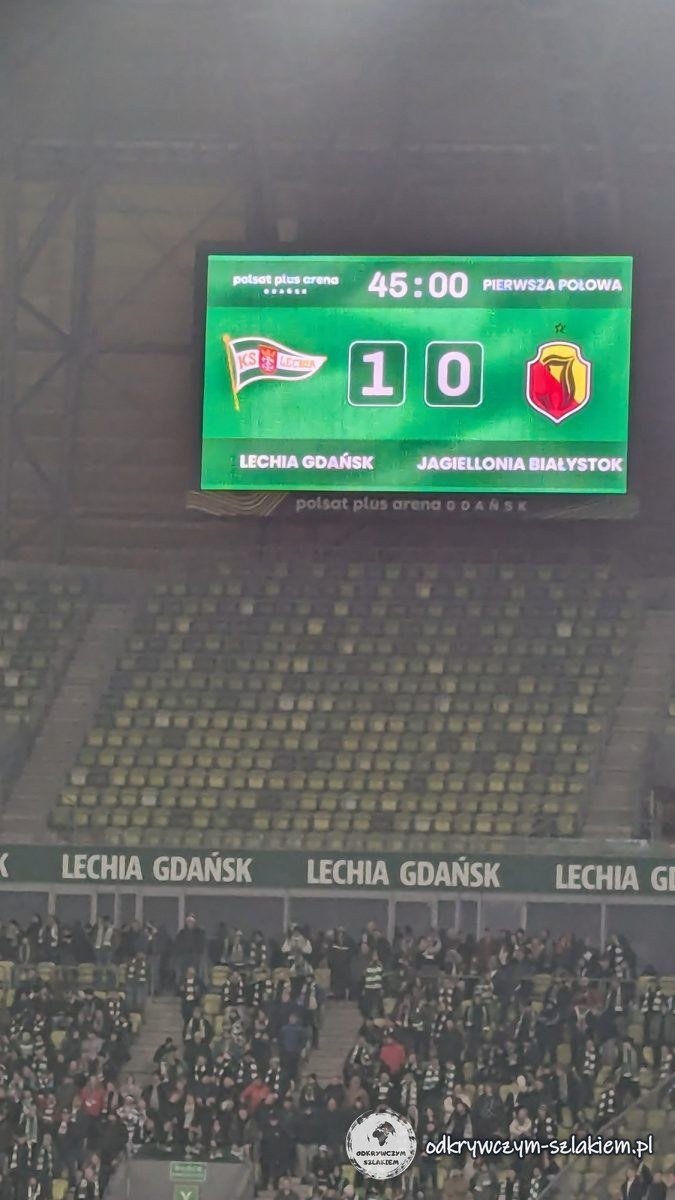 Telebim na Polsat Plus Arenie z wynikiem 1:0 dla Lechii Gdańsk z Jagiellonią Białystok po pierwszej połowie
