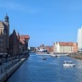 Die Mottlau in Danzig von der Grünen Brücke aus, links das Krantor und die Häuser der Langen Brücke, rechts die Speicherinsel