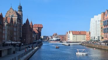 Die Mottlau in Danzig von der Grünen Brücke aus, links das Krantor und die Häuser der Langen Brücke, rechts die Speicherinsel