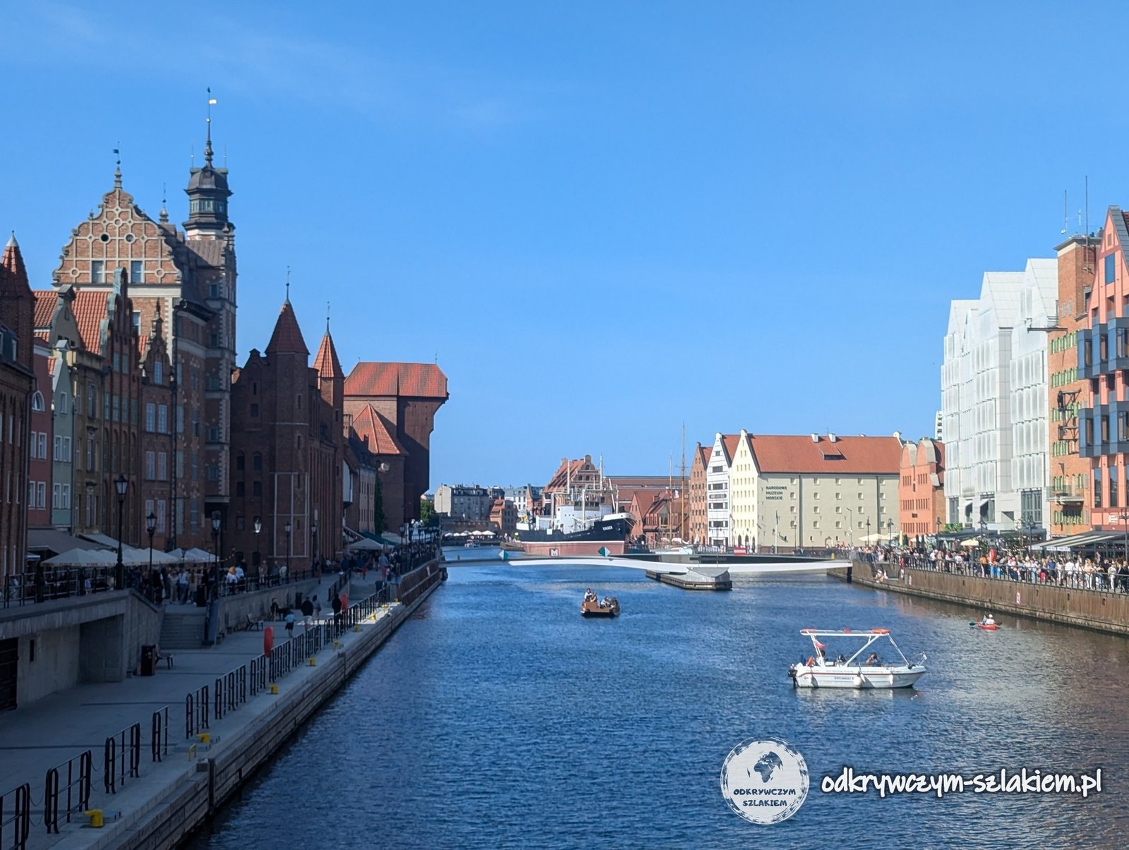 Die Mottlau in Danzig von der Grünen Brücke aus, links das Krantor und die Häuser der Langen Brücke, rechts die Speicherinsel