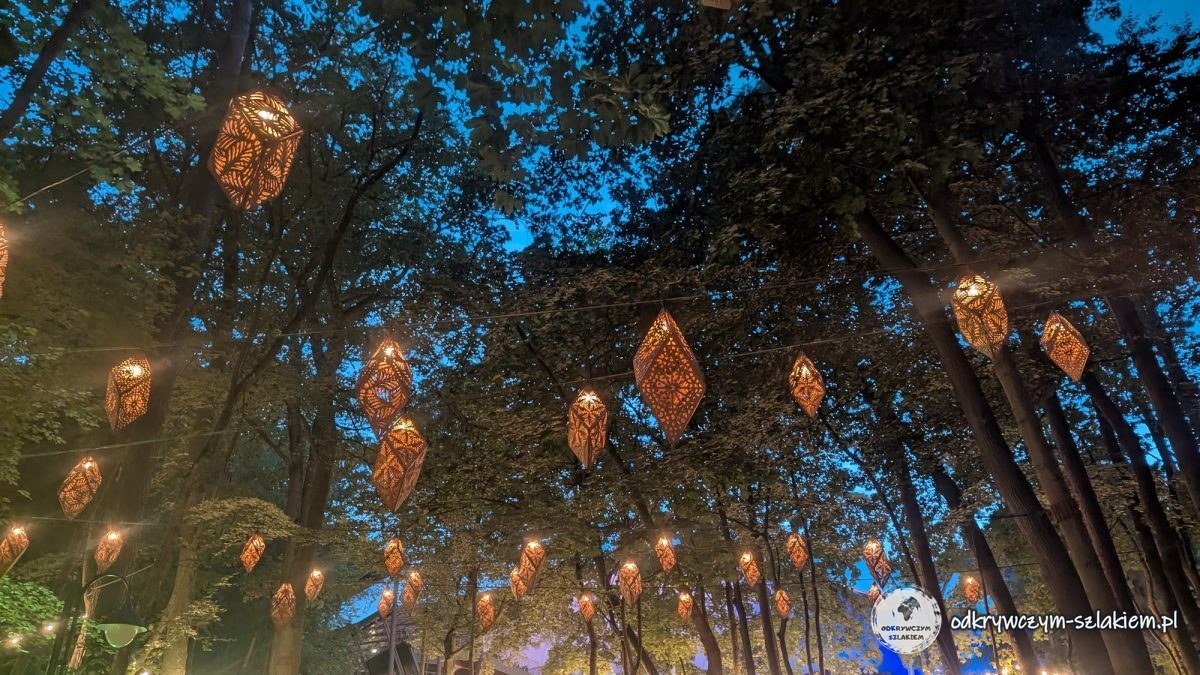 Beleuchtete Laternen in den Bäumen an der Waldoper in Zoppot in der Dämmerung