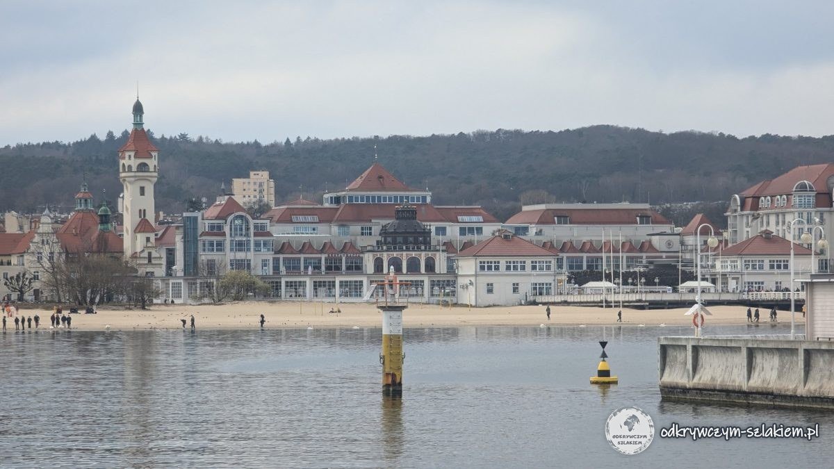 Der Strand und die Bebauung am Kurplatz in Zoppot mit dem Leuchtturm, Blick von der Seebrücke im März