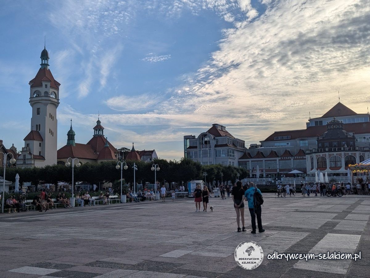 Der Kurplatz in Zoppot mit dem Leuchtturm und Kurgebäuden unter Wolken