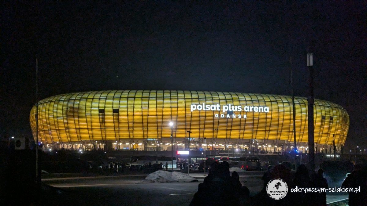 Das golden beleuchtete Stadion Polsat Plus Arena in Danzig vor einem Abendspiel