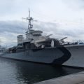 Niszczyciel ORP Błyskawica przy nabrzeżu Mola Południowego w Gdyni, w tle żaglowiec Dar Pomorza