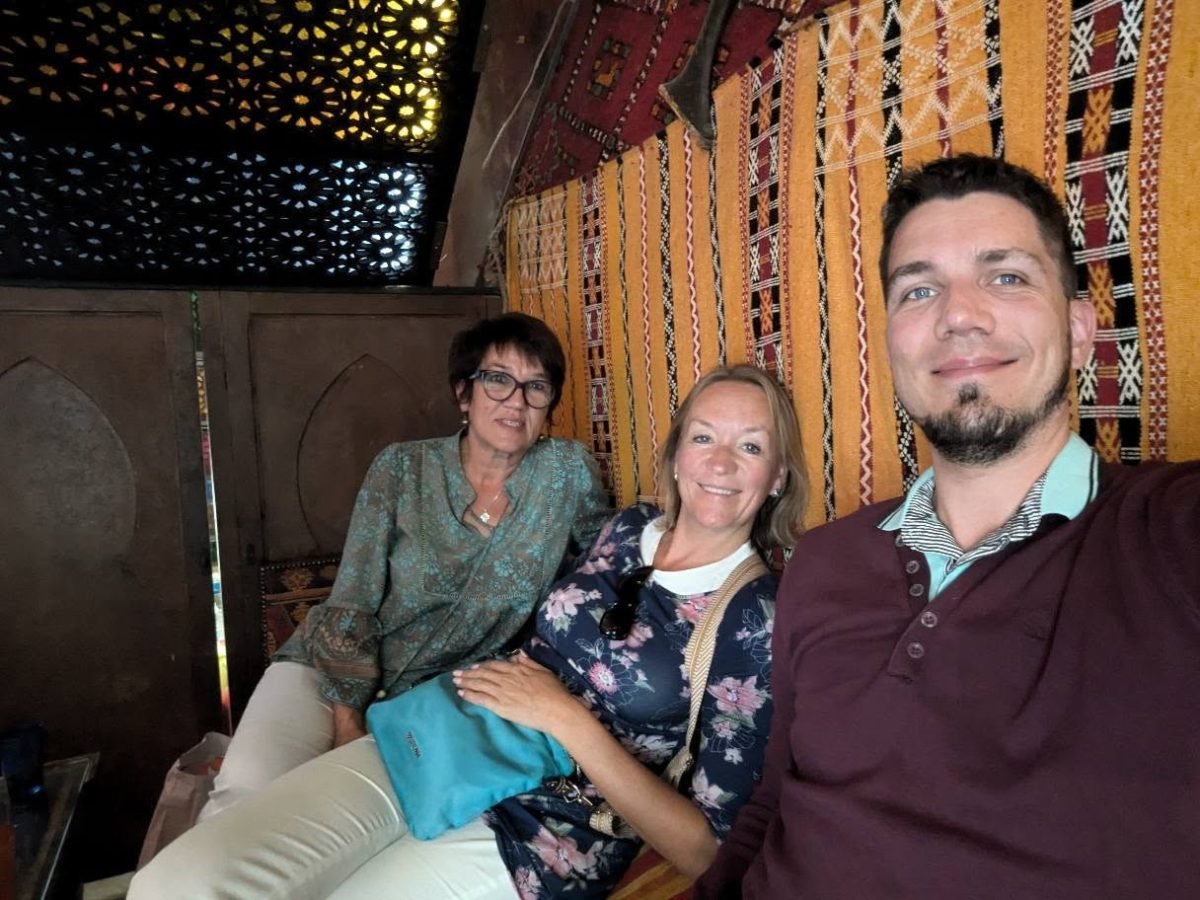 Maciek z ciocią Teresą i siostrą Kasią wieczorem w herbaciarni w arabskim stylu w Grenadzie