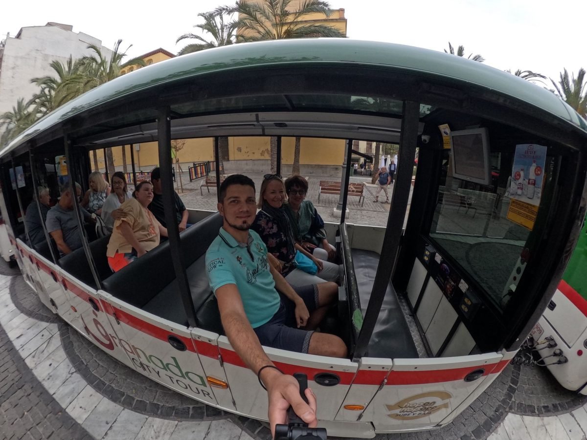 Maciek z siostrą Kasią i ciocią Teresą w turystycznej kolejce Granada City Tour w Grenadzie
