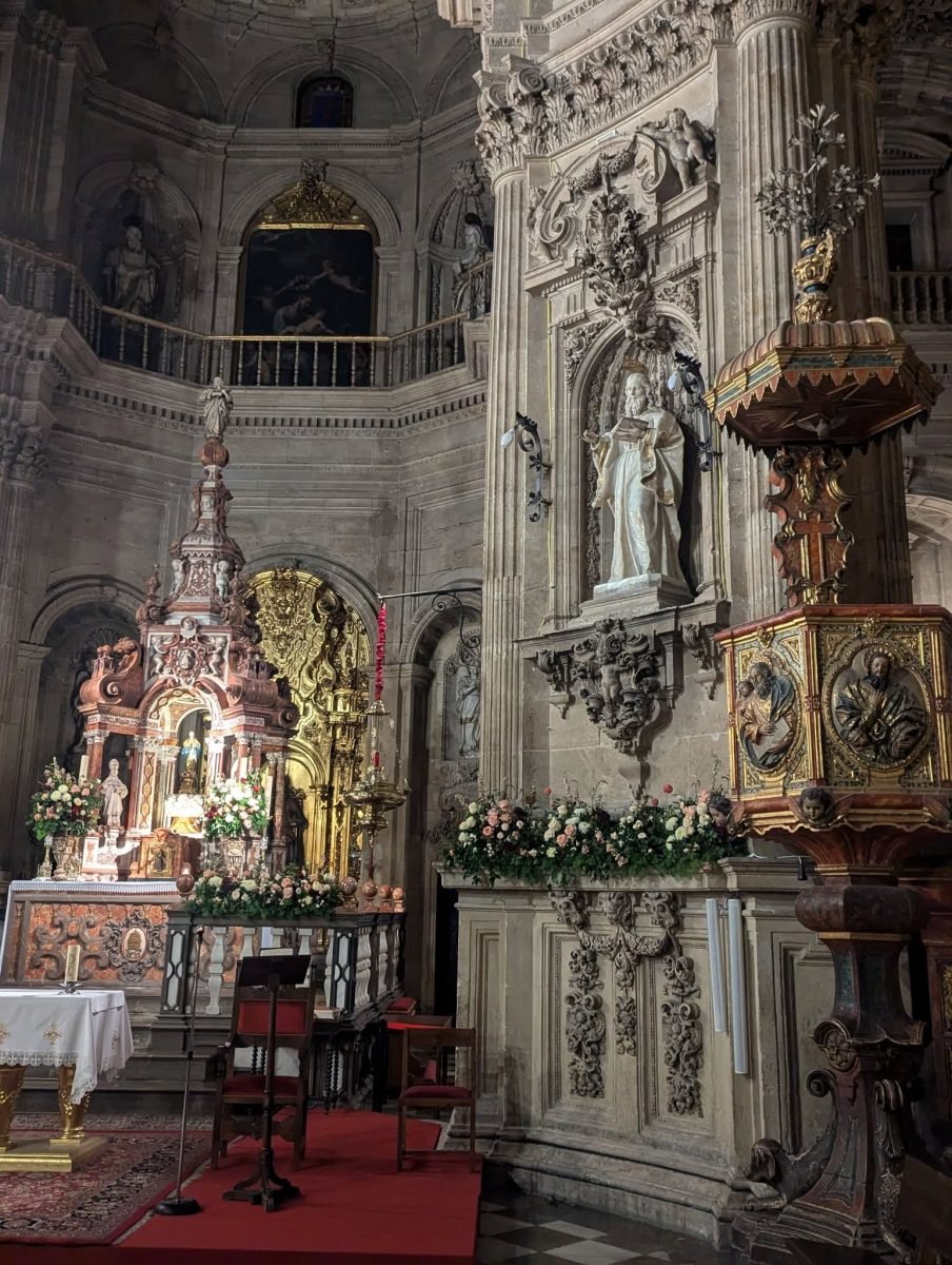 Bogato zdobiony ołtarz we wnętrzu kościoła w Grenadzie