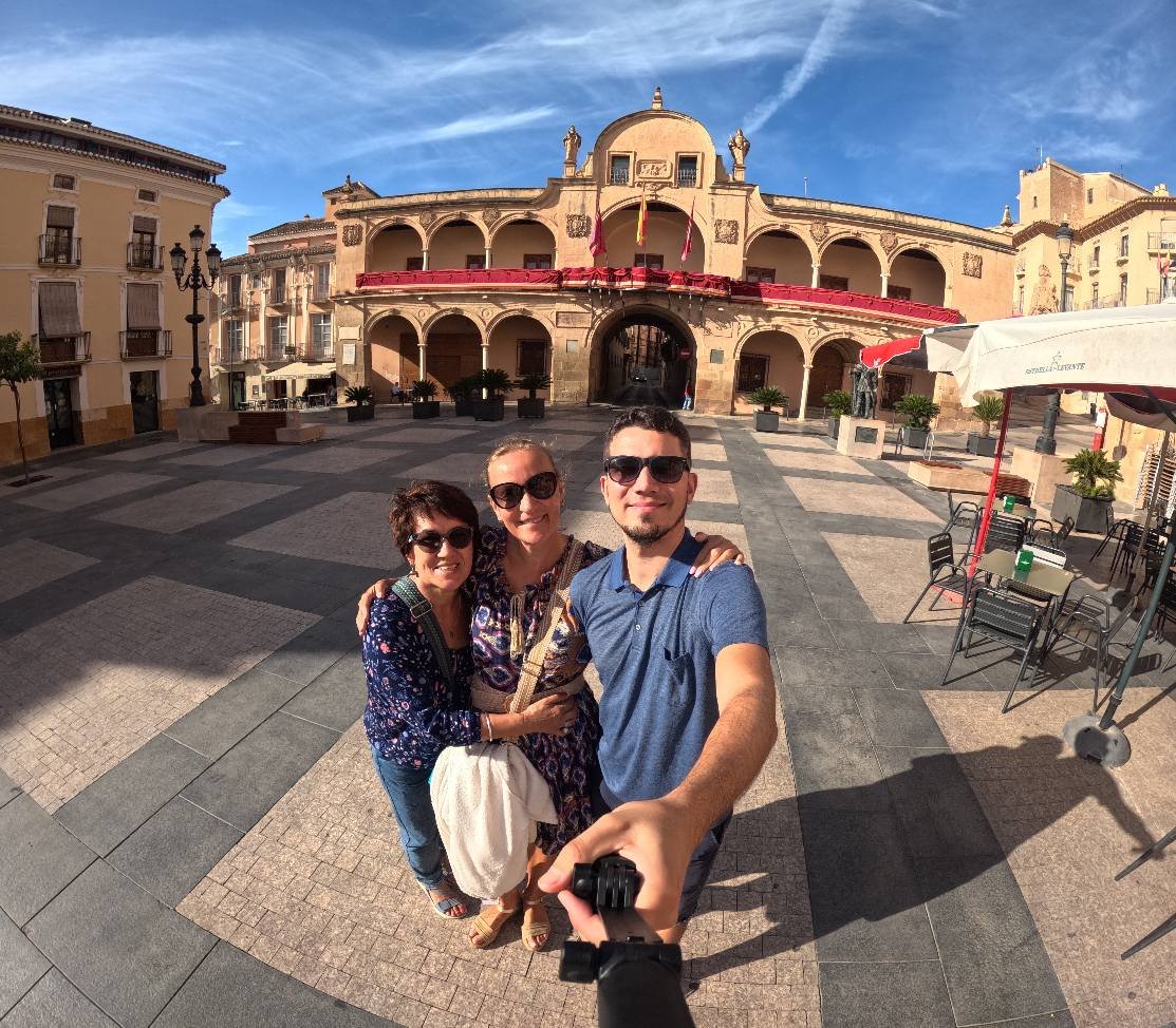 Maciek z ciocią Teresą i siostrą Kasią na Plaza de España w Lorce, w tle ratusz z arkadami