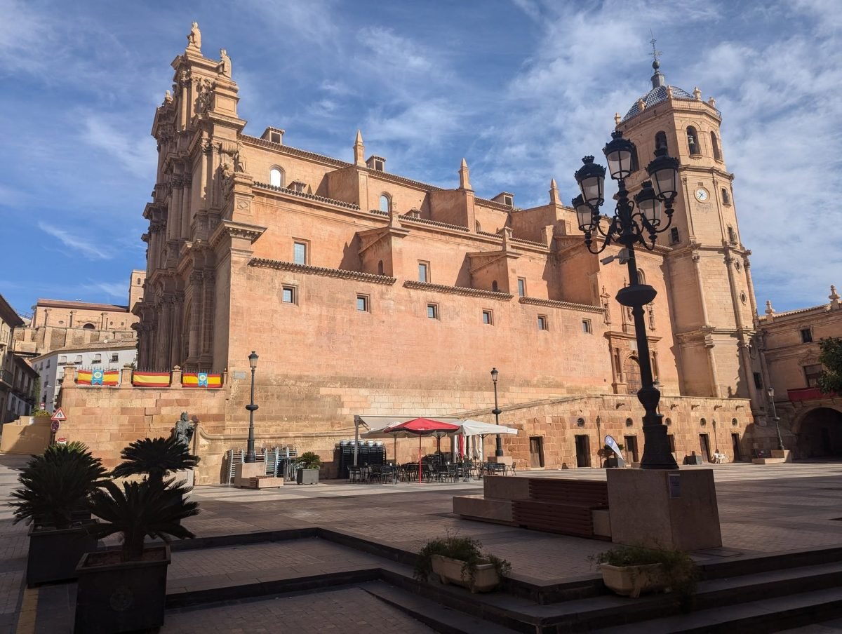 Kolegiata San Patricio przy Plaza de España w Lorce