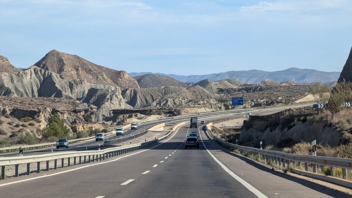 Autostrada przecinająca pustynię Tabernas między nagimi wzgórzami