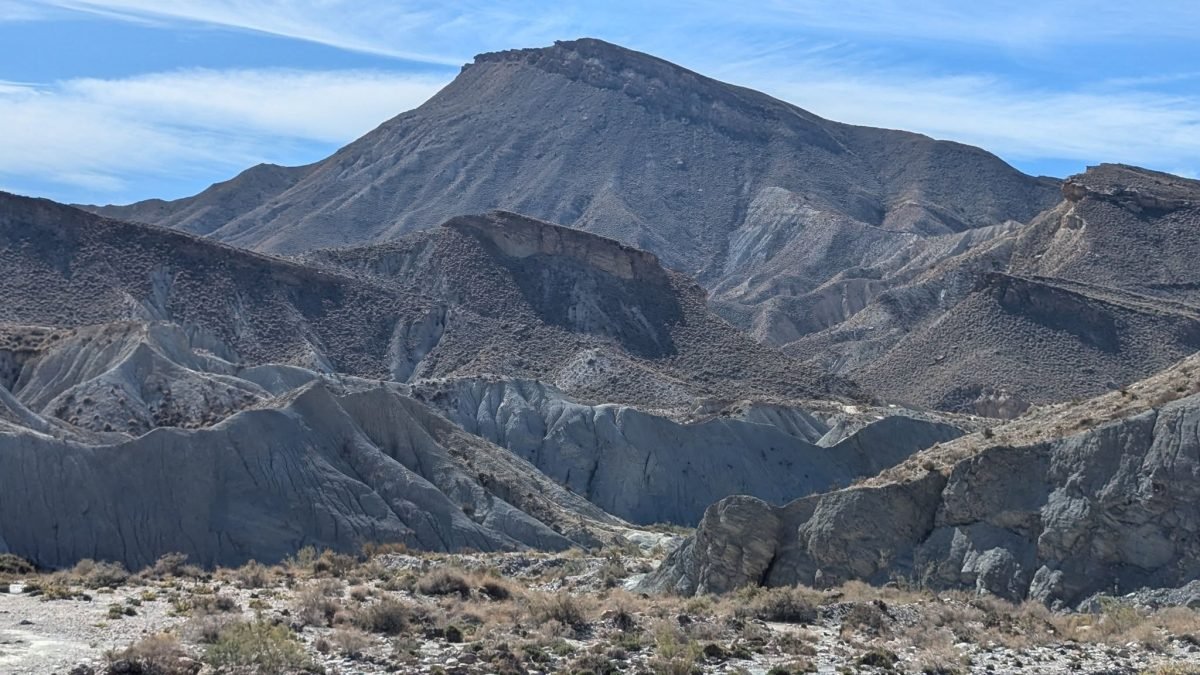 Szara, pofałdowana góra wznosząca się nad pustynią Tabernas