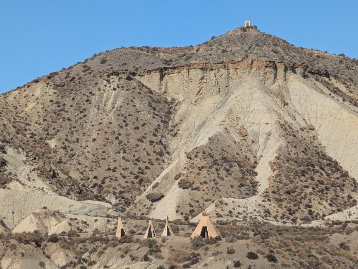 Indiańskie tipi u stóp jasnego wzgórza na pustyni Tabernas, jak na planie westernu