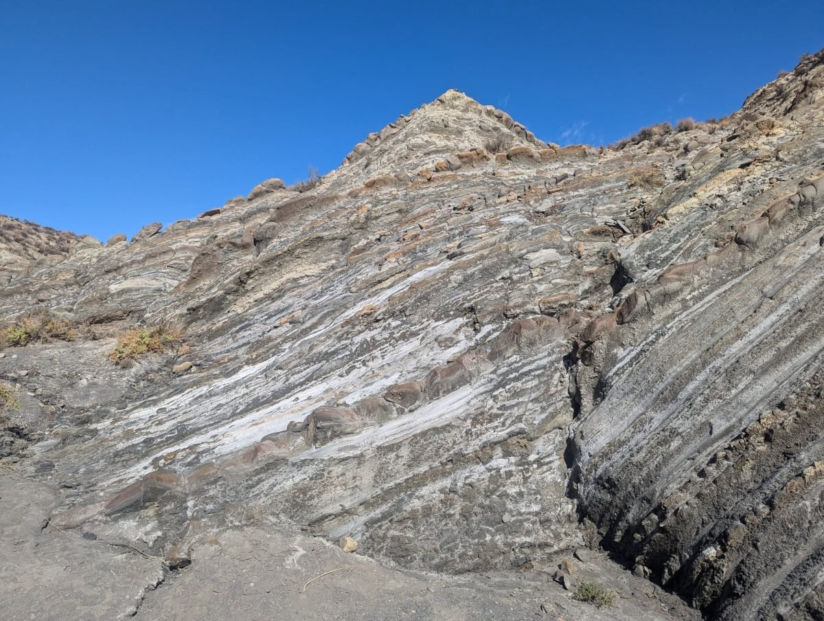 Pofałdowane warstwy skał na zboczu na pustyni Tabernas