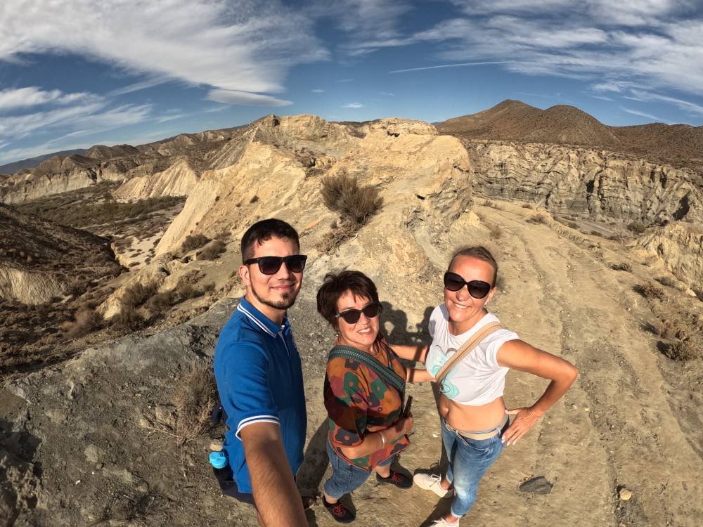 Maciek z ciocią Teresą i siostrą Kasią na grzbiecie wzgórza na pustyni Tabernas, w tle suche, poprzecinane wąwozami wzgórza