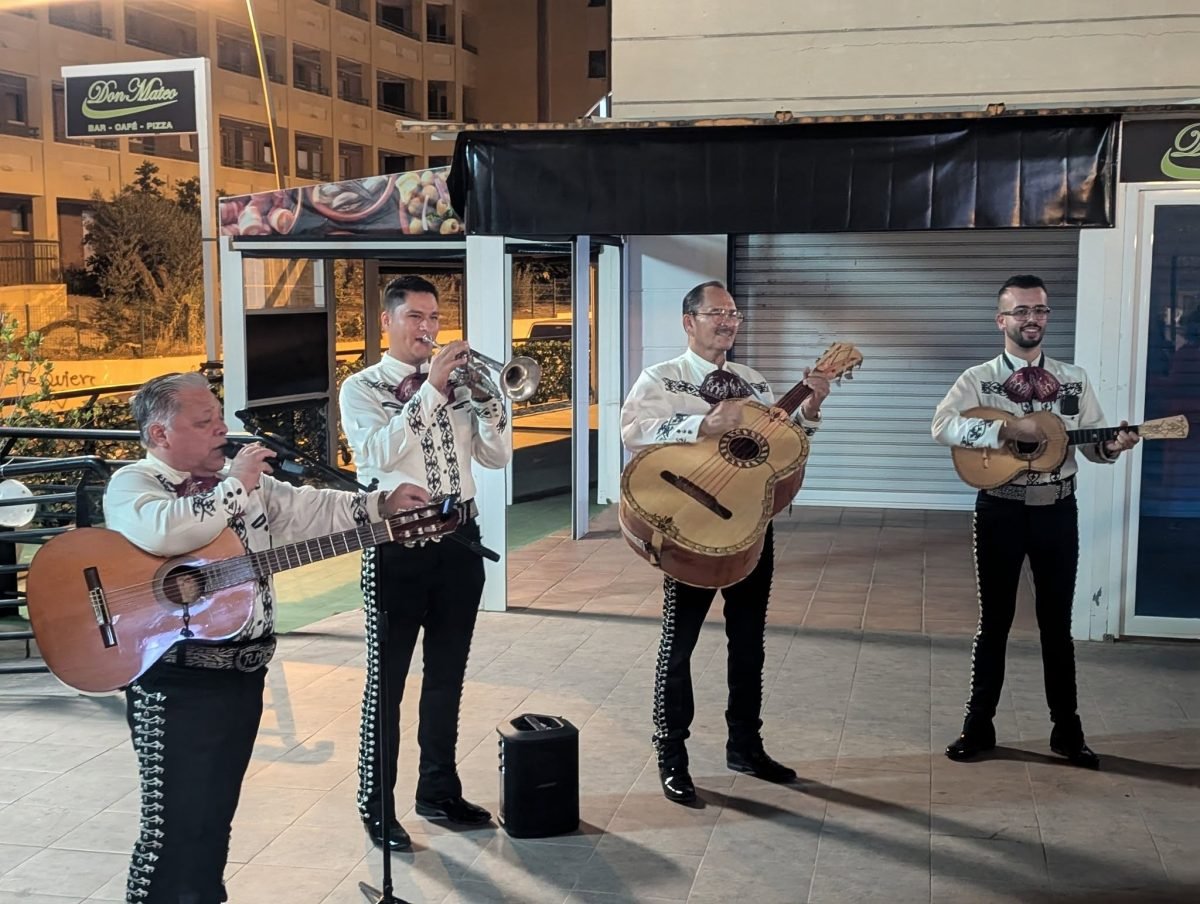 Zespół mariachi w strojach z haftami grający wieczorem na ulicy w Torrevieja