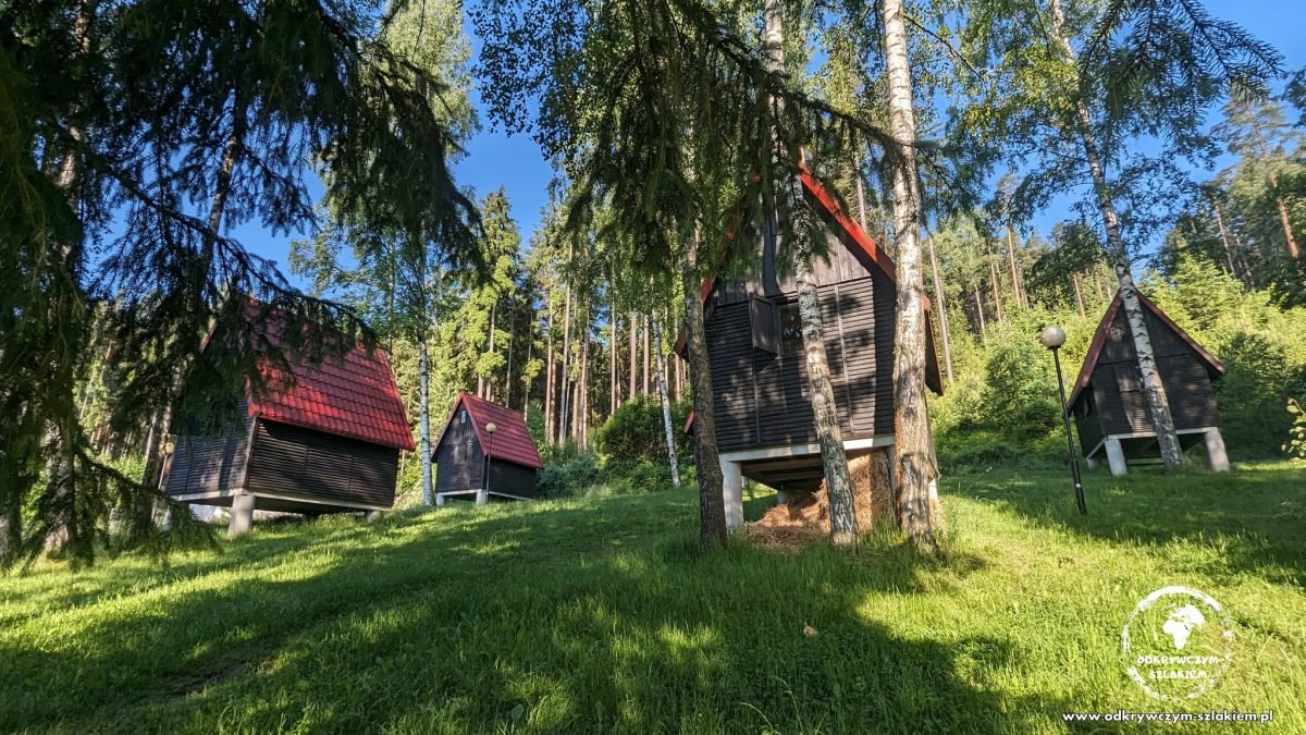 Drewniane domki ośrodka Skalní Mlýn w Adršpachu – nasz nocleg