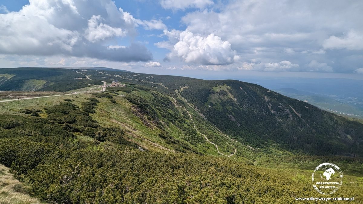 Czerwony szlak grzbietem Karkonoszy po zejściu ze Śnieżki