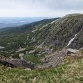 Urwiska Śnieżnych Kotłów w Karkonoszach z widokiem na dolinę