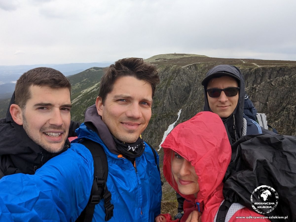 We czwórkę nad Śnieżnymi Kotłami w kurtkach przeciwdeszczowych